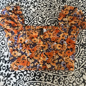 Sommartopp - Superfin blommig sommartopp! Knappt använd då den är för liten för mig. Bra skick!