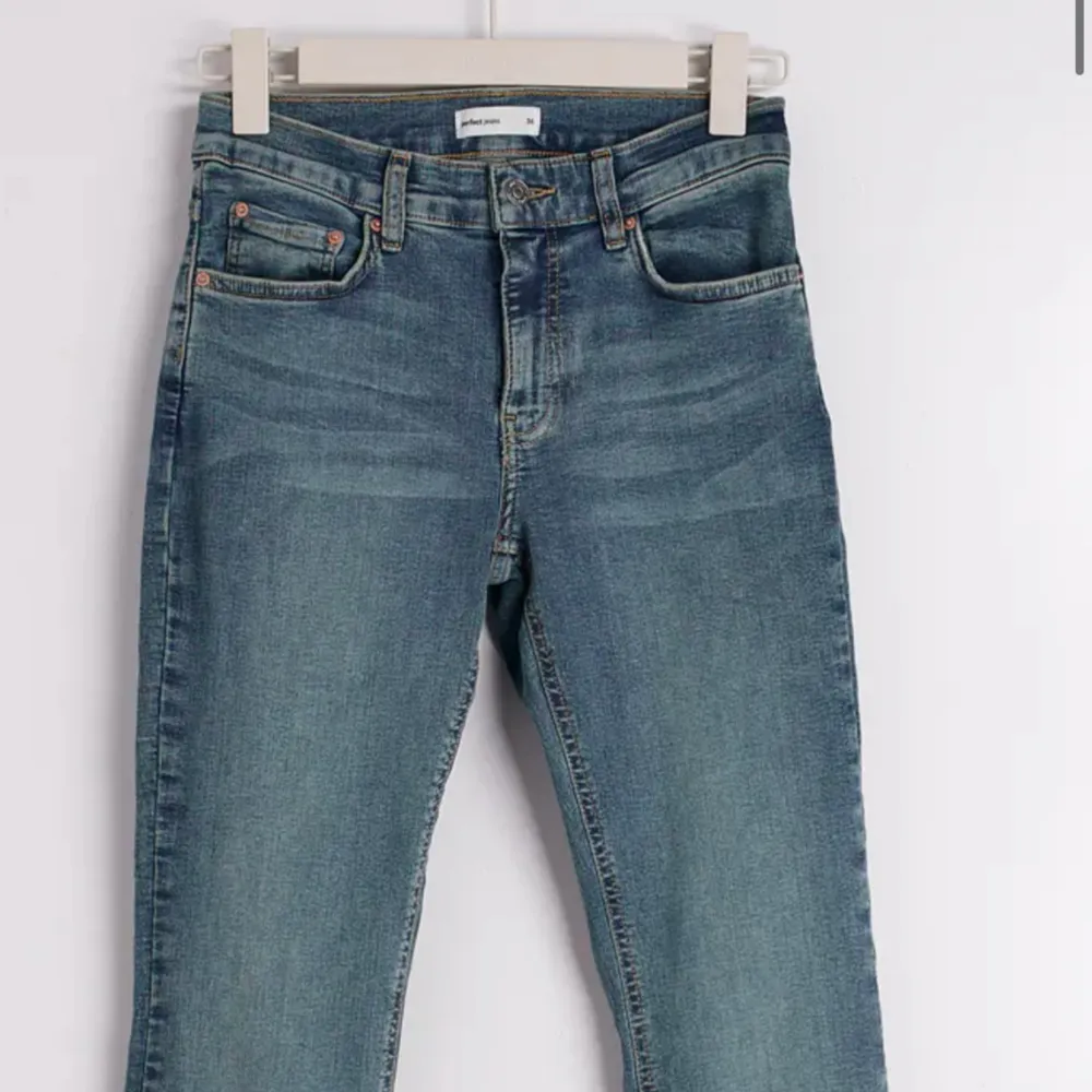 Low waist bootcut jeans från Ginatricot i en fin blå färg. Storlek xs och är bra längd på mig som är 165. Superfina säljer för att jag har för många. Köpta för 500. Jeans & Byxor.