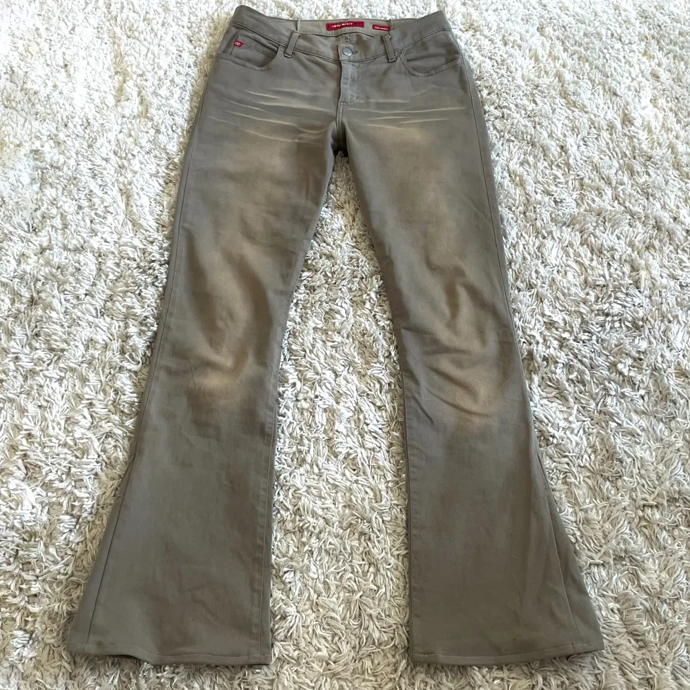 Intressekoll på mina sjukt snygga lågmidjade vintage jeans från Miss Sixty, de sitter HELT perfekt, knappt använda och så smickrande! Älskar materialet och längden, säljer bara för att jag har för många byxor💗. Jeans & Byxor.