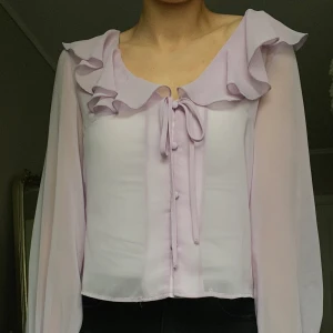 Tunn lila blus med knyten på ärm - Tunn lila blus med fina knyten på ärmen. Storlek xs. Passar xs-s. Säljes pga att den inte används längre. Kan hämtas i göteborg eller skickas 😊
