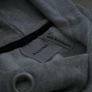 Riktigt snygg grå elvine hoodie i storleken M. Fraktar samma dag 🚚 Skriv för info 