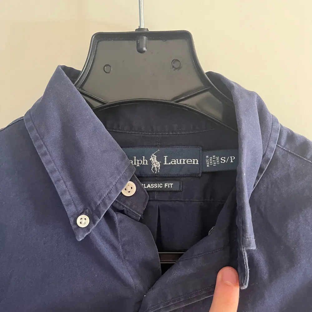 En snygg Ralph Lauren skjorta i mörkblått som är perfekt för våren och är i bra skick. S passar även M Hör av dig vid fundering. Skjortor.