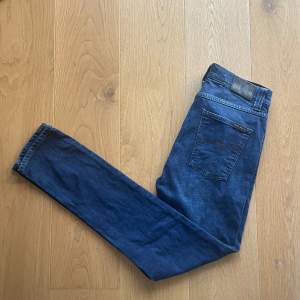 Säljer dessa snygga nudie jeansen | Modell ”Lean Dean” i slim fit | Skick 9/10, storlek 30/32 | Nypris 1600kr | För mer frågor eller funderingar kom pm!