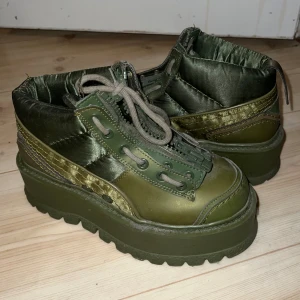 Puma X Rihanna Gröna Platform Sneakers  - Puma X Rihanna Gröna Platform Sneakers storlek 37!   