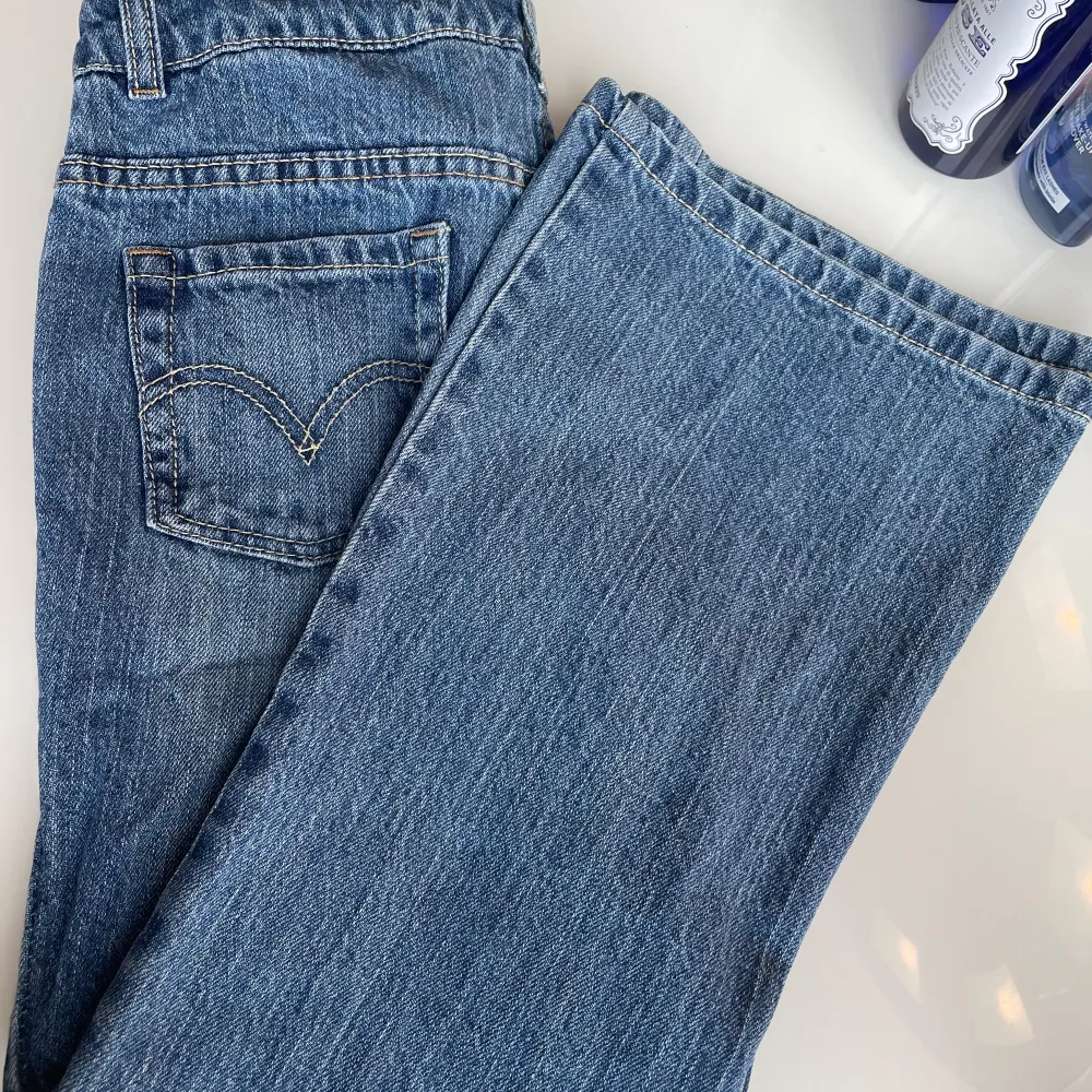 Säljer ett par jättefina botcut levi’s jeans som tyvärr inte går att få tag på längre💕. Jeans & Byxor.