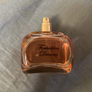 Säljer min forbidden dreams parfym som luktar sakura/körsbärsblommor. Den är använd få gånger 🫶 pris kan diskuteras vid snabb affär 