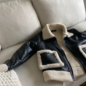 Jacka - Fake läder jacka med ”Teddy-material” inuti. Använd ett fåtal gånger, i nyskick! Köpt från Ginatricot i strl M. Skulle säga att den passar en S också! Säljer för 199 kr🩶