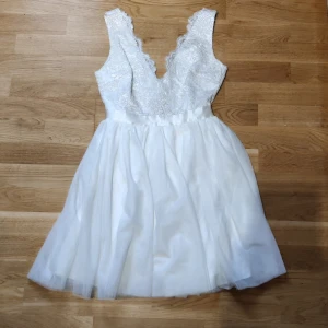 Vit klänning - Jag köpte den här på plick då den var tänkt som studentklänning men då den tyvärr inte passade mig säljer jag den. Den är i nyskick! Storlek 38 och normal i storlek. Passar perfekt till studenten, konfirmationen eller sommarfirandet.