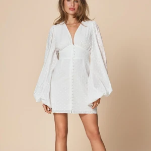 Adoore klänning - Säljer nu min fina klänning från Adoore som jag hade på min student🪩💕👩‍🎓. Den är endast använd en gång och är som nyskick😊💕 Nypris: 1 495kr