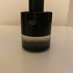 The most wanted azzoro edt intense  - Tjena! Säljer nu The most wanted azzoro edt intense som är en perfekt sommar parfym! 50 ml och har inte använt den, max 2 spray. Är öppen för byten.