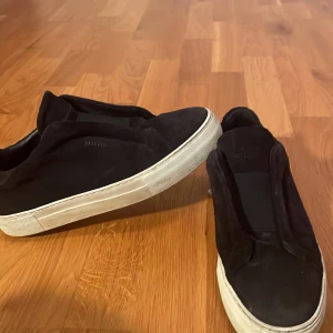 Axel Arigato - Säljer dessa riktig feta och trendiga Arigato skorna i storlek 41-42. Skick 7/10 Har använt dem max 15 gånger. Ny pris 2600kr.Dom kom inte till tillräckligt användning därför säljer jag dom. Skriv om minsta fundering. Pris kan diskuteras!