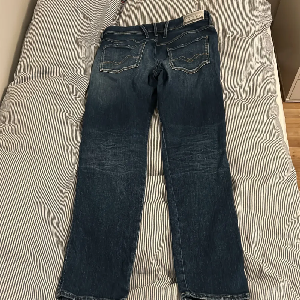 Replay anbass jeans storlek 32 slim fit. Använt en del. Ingen slitage men bältet har färgat av sig på det vita märket där bak. Jeans & Byxor.