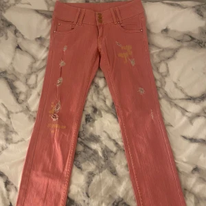 Snyggaste lågmidjade jeansen 🩷 - SÅ snygga jeans i en ”peach” färg, guldiga detaljer och har slitningar, lågmidjade och straightleg, fint skick! 💖 Skriv vid frågor osv! 