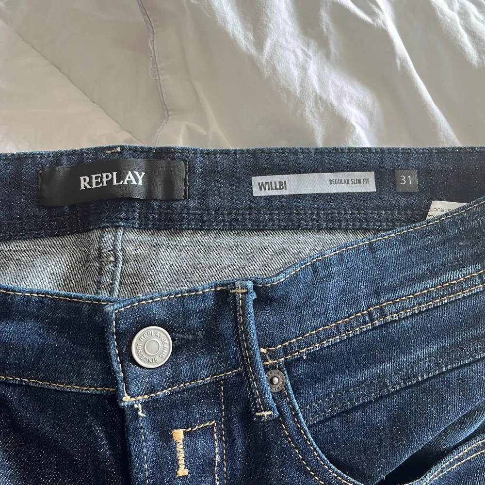 Hej Säljer dessa sjukt snygga Replay jeans i modellen Willbi 🙌🏻 Storlek 31 W 🌟 Skicka PM för eventuella frågor och bilder👌🏻 Skick 10/10 som nya, kom med bud!  - LavishThreads. Jeans & Byxor.