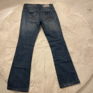 Jeans  - Lågmidjade jeans, passar inte mig så säljer. Inga defekter!! Passar inte mig så har inga bilder på  Midjemått: 37/38 cm  Innebenslängd: 82  Hela byxorna: 103 ca 