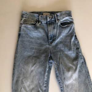 Blåa bootcut jeans från Lindex. Namn: Mira. Stl: 36