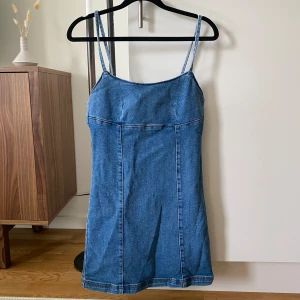 Jeans-klänning - Jeansklänning från Stradivarius, helt ny med lappar kvar 💙