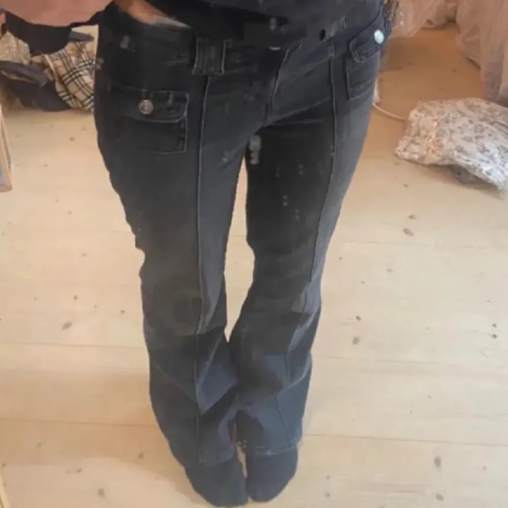 Säljer mina svarta byxor från HM då dom inte kommer till användning längre ❤️ Dom är otroligt snygga o sååå eftertraktade men desvärre slutsålda så dom går inte längre att få tag på ❤️ Lowwaist såklart med snygga detaljer 🥰 ganska små i storleken. Jeans & Byxor.