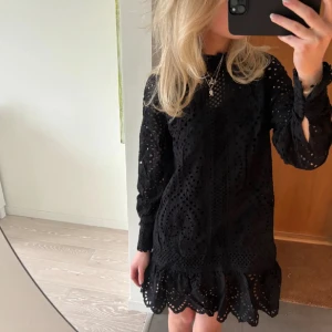 Hålbroderad klänning  - Superfin hålbroderad klänning från h&m som köptes förra året men bara använt den en gång så fint skick💕
