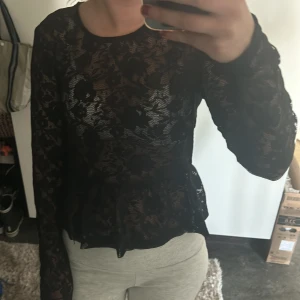 Spets topp  - Jätte fin spets-topp med blommönster o även en gullig volang. Storlek xs