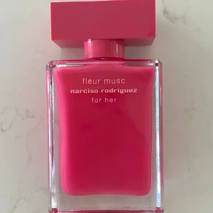 Narciso Rodriguez fleur musc  - Narciso Rodriguez for her parfym i doften ”fleur musc”, 50 ml. En supergod fräsch och blommig doft som passar till allt! 