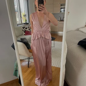 Satinklänning - Lång satinklänning, perfekt för fina tillställningar såsom bal, sittning eller gala!!! Otroligt fin men tyvärr inte något för mig❤️ helt ny med prislapp kvar