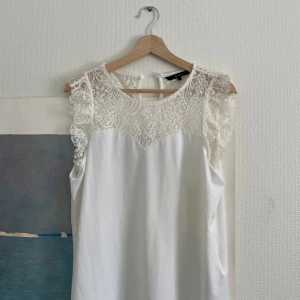 Vitt Spetsblus  - En fin vitt spetsblus från VERO MODA i storlek L. I ett fint skick syns inte på användning. Priset kan diskuteras och köparen står för frakten 💗☺️