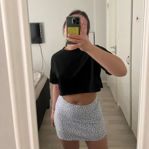 kjol - hej! säljer denna jätte söta kjolen som tyvärr är för kort för mig. aldrig använd, så i jätte bra skick🥰