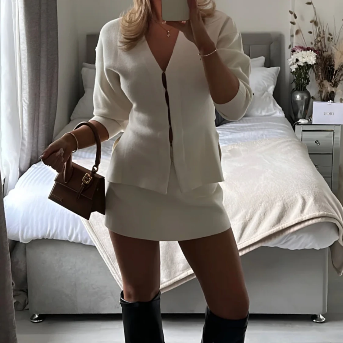 Vitt cardigan och kjol