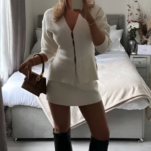 Vitt cardigan och kjol - Jättesnyggt tvådelat sett som tyvärr var lite för stort för mig. Både kjolen och koftan är oanvända! (Lånade bilder)