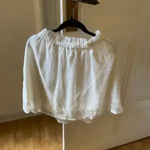Kort vit kjol med mönster som passar perfekt till sommaren! Bekväm och luftig! Nyskick. Säljer likadan svart