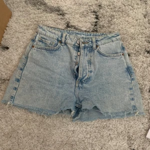 Jeans shorts  - Hej jag säljer mina jeans shorts från Bikbok har använt bara några gånger! Storlek S/34-36