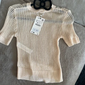 T-shirt - Super cool T-shirt. Som man ser på andra bilden är den genomskinlig. Aldrig använd med prislapp kvar.