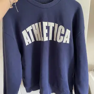 Jättefin sweatshirt ifrån Ginatricot i storlek M