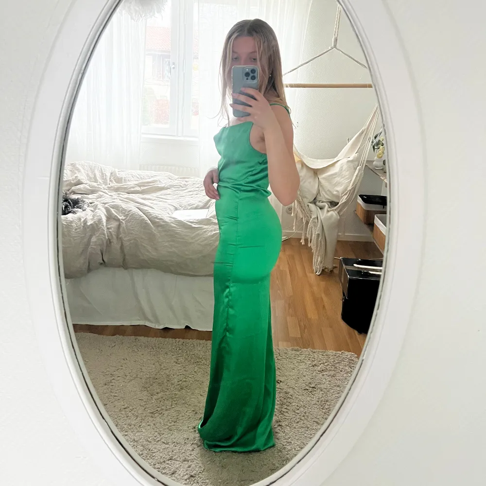 Grön sidenklänning i storlek 36 men passar även en 34. Klänningen är i mycket bra skick förutom en liten tråd dragning (se bild 4) där av de billiga priset😊                          För jämförelse är jag 158cm lång och bär oftast XS/S  . Klänningar.