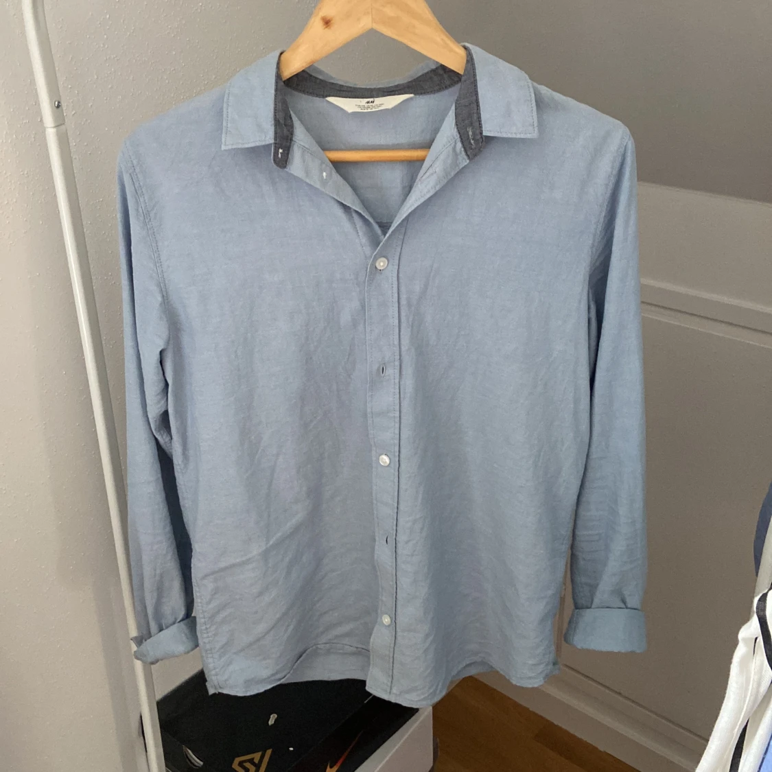 Ljusblå skjorta