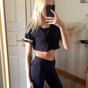 Croptop - En svart croptop i storlek XS.