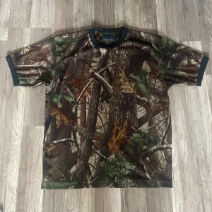 Camo T-shirt - Camo T-shirt Heavyweight från 90 eller 00-talet Skick 9/10 200kr