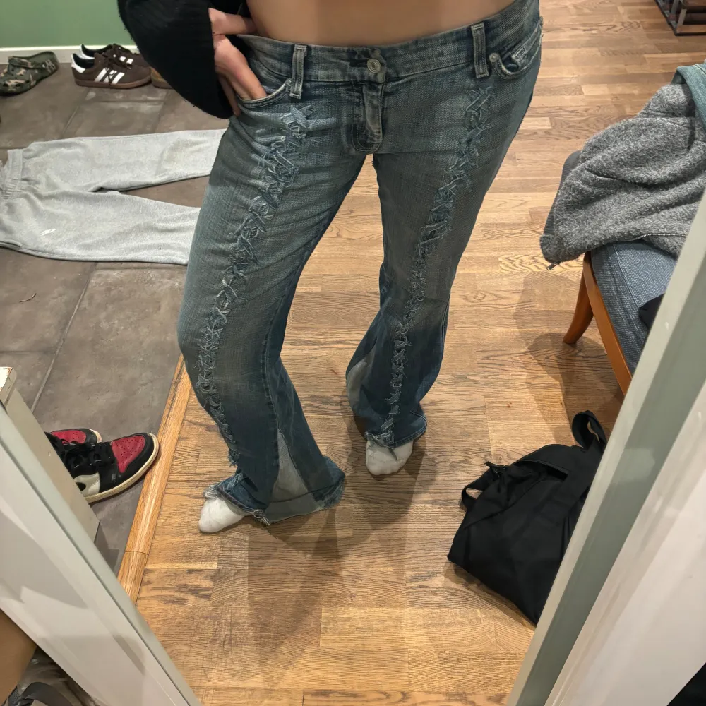 Så snygga jeans med snörning Säljer då de inte kommer till användning så mycket längre men mina absolut favoriter Lågmidjade jeans bootcut/flare Storlek S/M. Jeans & Byxor.