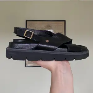 Riktigt snygga och stilrena sandaler/tofflor från märket copenhagen shoes. Dem är endast använda en gång så dem är i princip i nyskick! Nypriset ligger på 1000-1300kr ungefär. Om du vill ha fler bilder så är det bara att kontakta mig!;)💗
