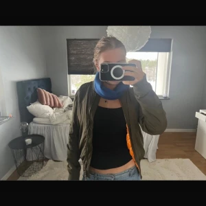 Snygg bomberjacka  - Super najs bomberjacka köpt på Vinted, knappast använd💕  Dragkjedjan kan ibland krångla 😣