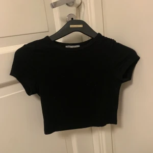 Zara topp - Säljer denna populära croppade t-shirten från Zara då jag inte använder den längre 🙂 den är superskön och stretchig! Inga defekter förutom att den är lite nopprig, men inget som man märker av! Storlek S men passar mig med XS