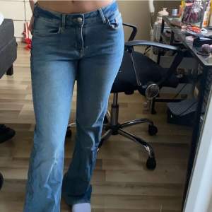 Slutsålda lågmidjade jeans från hm i modellen flare