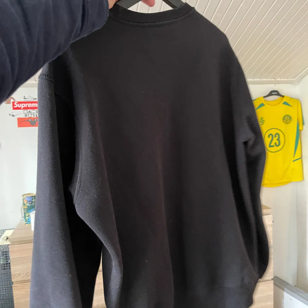 Nu säljer jag en snygg Champion sweatshirt då den är för liten för mig nu!😊. Tröjor & Koftor.