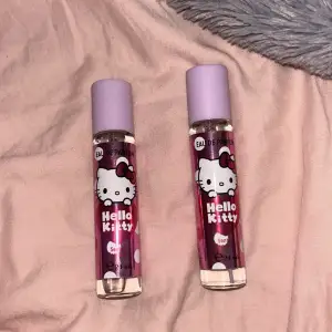 säljer dessa 2 hello kitty parfymer 😍 har aldrig använt dem. De luktar sött 🩷runt 50ml sammanlagt 🫶🏻går också bra att bara köpa 1! Båda tillsammans är 169kr :)