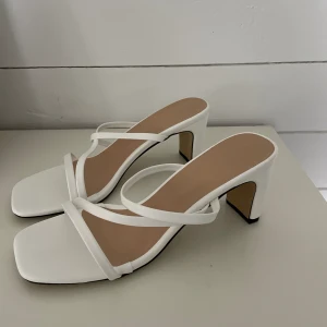 Klackskor - Oanvända klackar med dustbag och låda kvar, var tänkta till balen men hittade andra. Storlek 37 med 6cm hög klack. Bakre remen går antingen över foten eller runt hälen beroende på och klacken var enkel att gå i💘