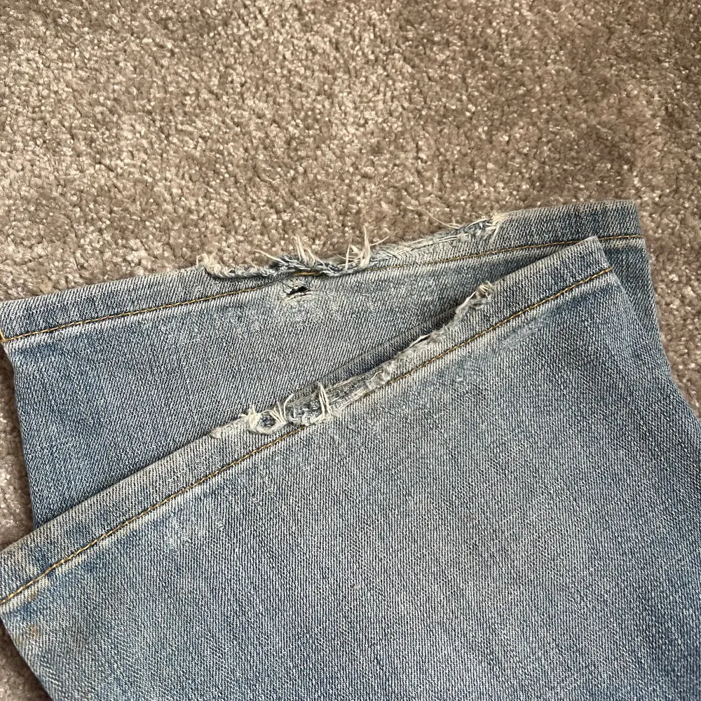 (Lånade bilder)Lågmidjade jeans från Lee i bra skick, lite upptrampade längst ner (se sista bilden)🩷 Midjemått: 80 Innerbenslängd: 83.. Jeans & Byxor.