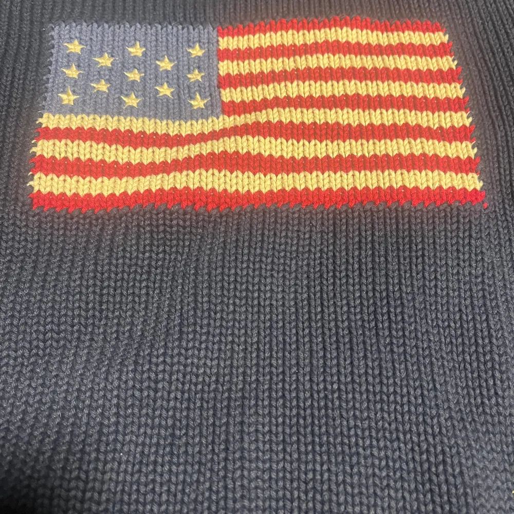 Ralph Lauren stickad USA flag Köpt i Ralph Lauren butik i london några år tillbaka. Stl 14-16 [Passar XS] I Skurup, kan fraktas! . Tröjor & Koftor.