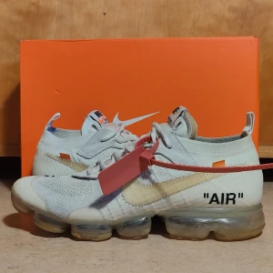 Nike off-white vapormax  - Skick 6/10 finns en del skador. Har även lagat dem på något ställe och har blivit gula med tiden men ger ett bra helhetsintryck💯. Replacement box ✅ äkthetsbevis ✅ hör av er vid frågor.  Kom gärna med prisförslag. 