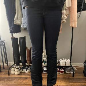 Säljer mina skit fina diesel jeans som man kan ha både över och under boots. Storlek: W25 L32. Tveka inte på att skriva privat om du har frågor!🩷Pris kan diskuteras 